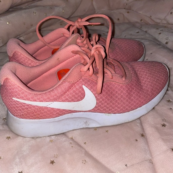 Nike shoes - Picture 3 of 3